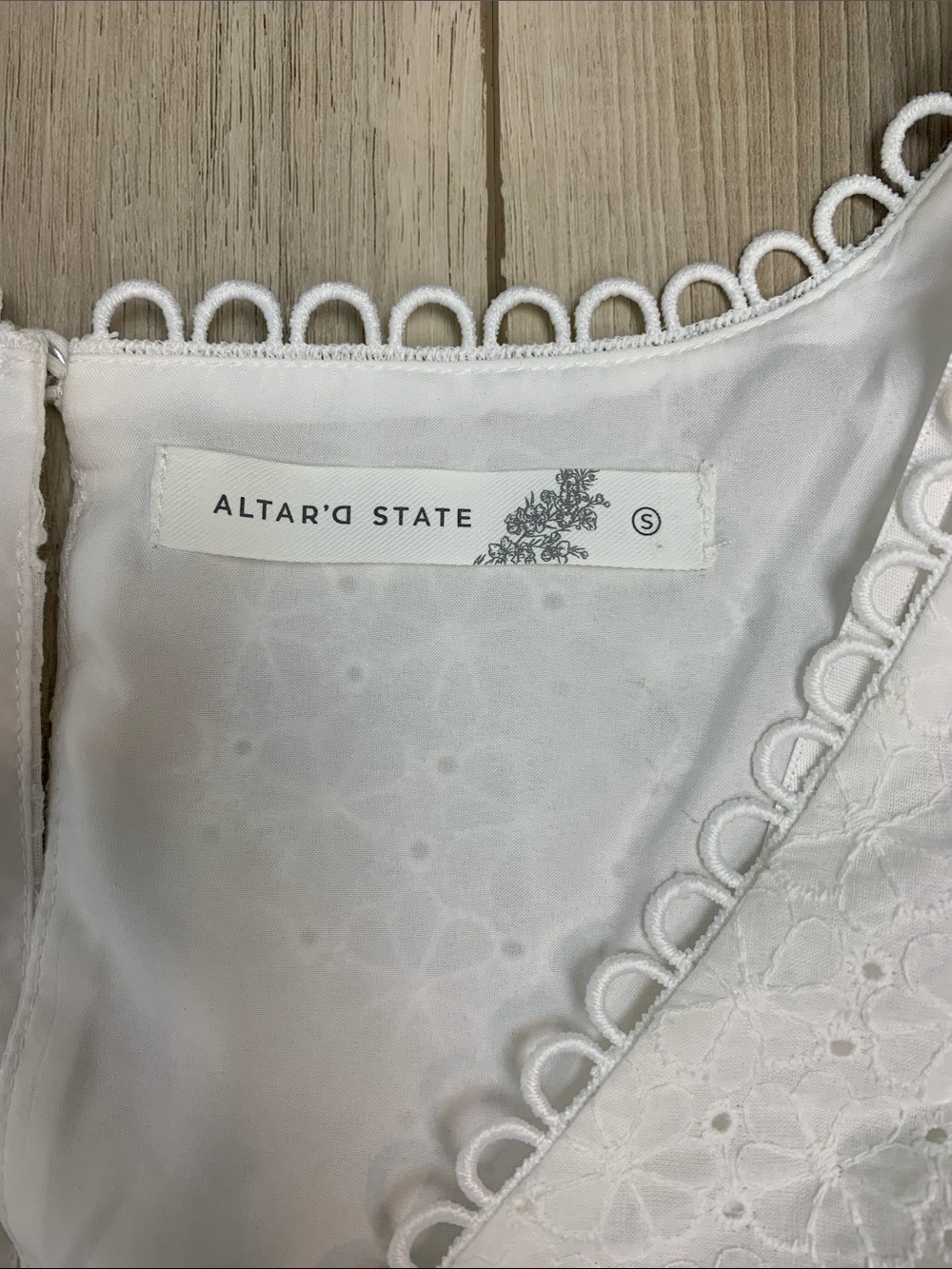 Altar’d State White Cotton Feminine V neck Short Sleeve Split Back CropTop Sz S - Picture 2 of 8
